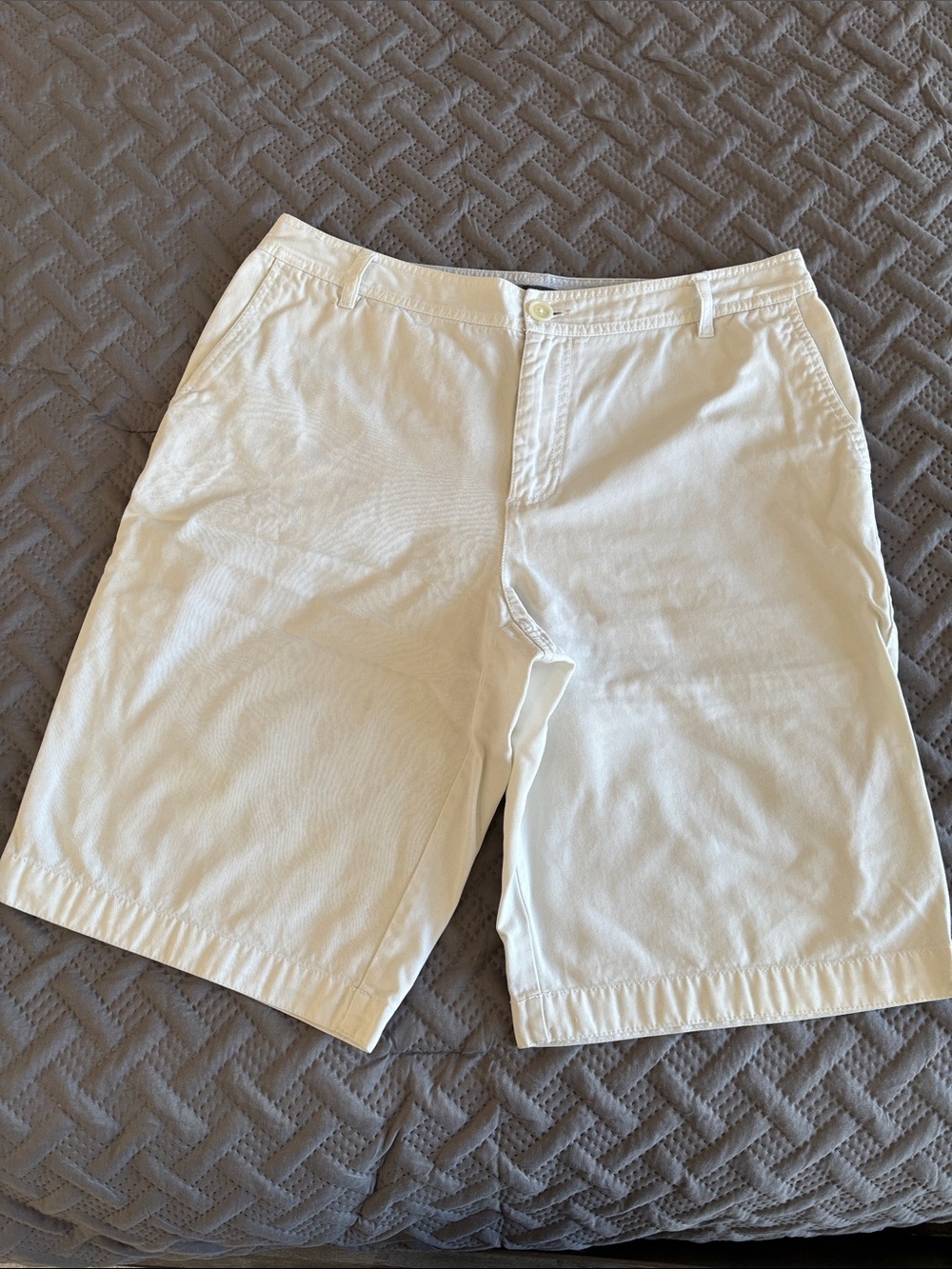 Liz Claiborne Audra WhiteFlat-Front 11 in. Shorts 2 front pockets 1 back cotton